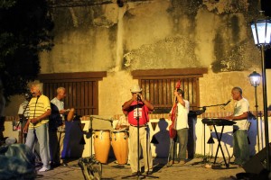 В Тринидаде есть несколько первоклассных домов музыки, называемых Casa de la Musica и расположенных на площади Plaza Mayor, где каждую ночь открываются крупнейшие танцевальные площадки